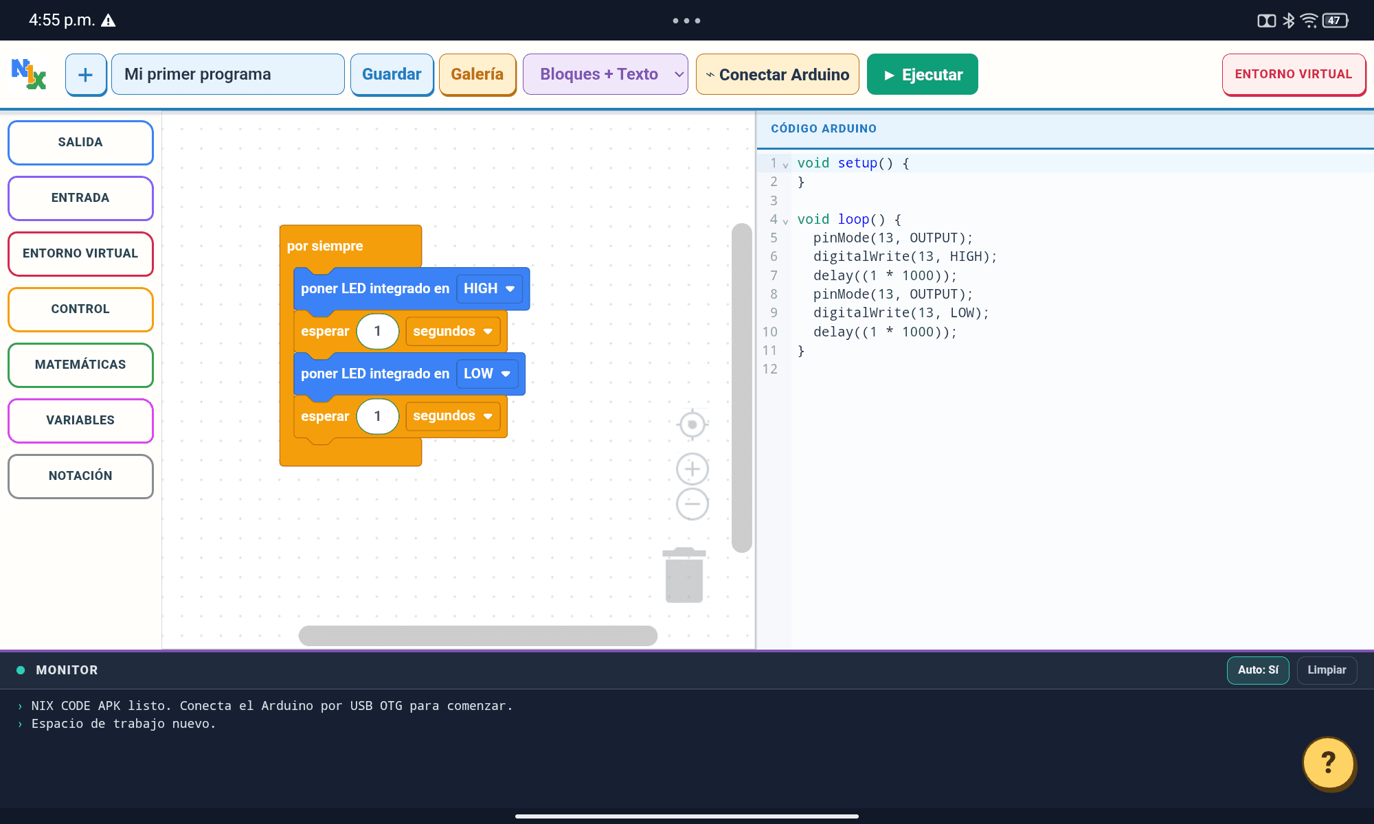 Editor con un programa de bloques que enciende y apaga el LED integrado, junto al código Arduino que genera