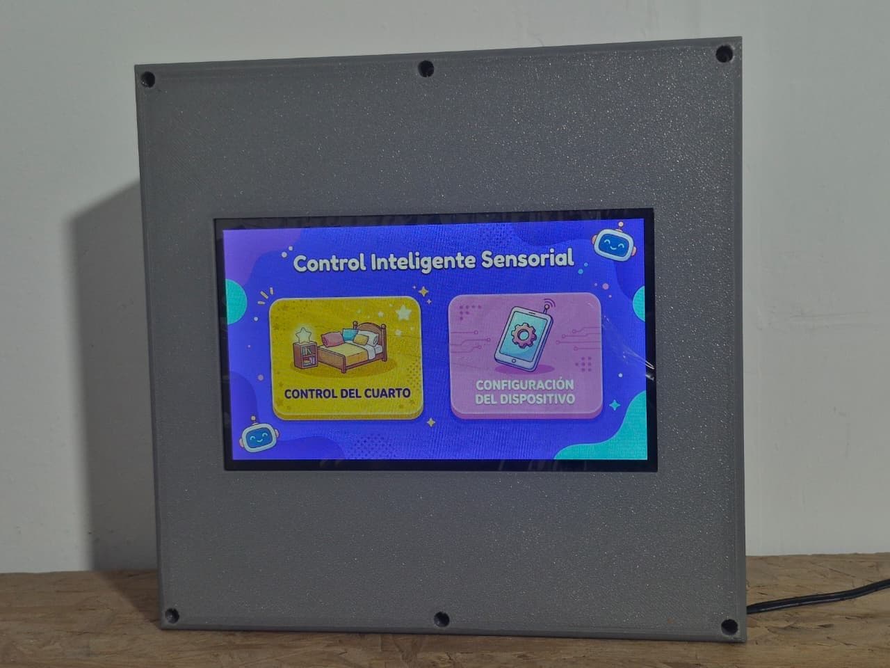 Panel con pantalla táctil que muestra el menú Control Inteligente Sensorial